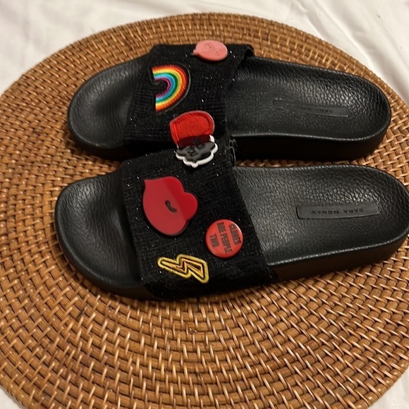 Zara slides - Picture 2 of 6